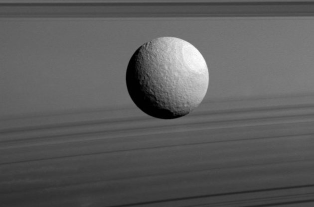 NASA опубликовало новый снимок Тефии и колец Сатурна