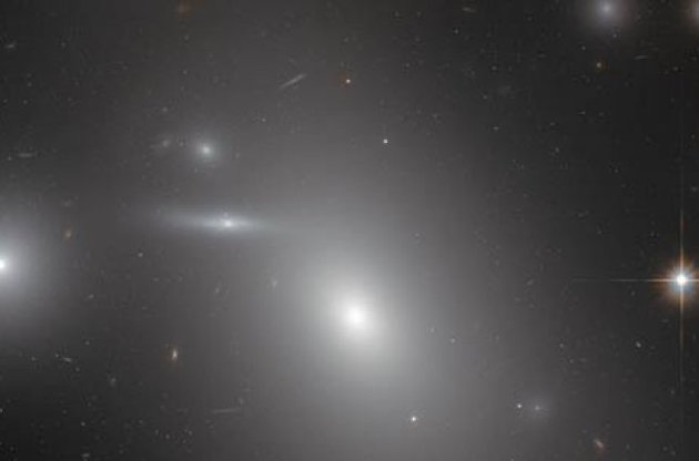 Телескоп "Хаббл" сделал фото галактики с крупнейшей известной черной дырой в центре