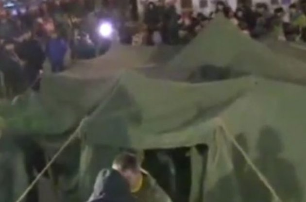 На Майдане Независимости начали устанавливать палатки