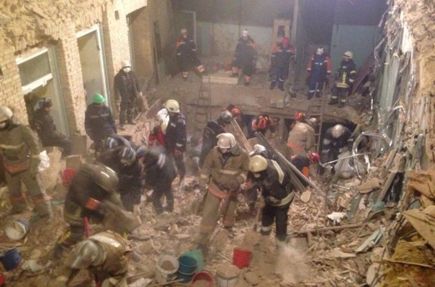 Спасатели сообщили о гибели двух человек под завалами дома в центре Киева