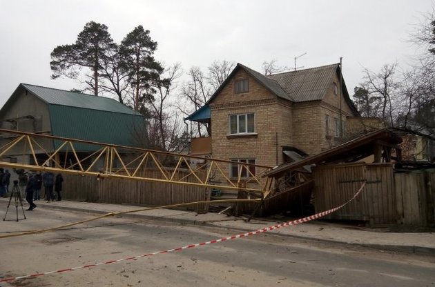 Под Киевом упал башенный кран: один человек погиб, еще двое ранены