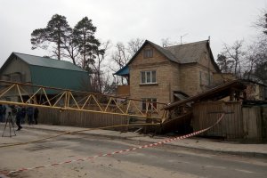 Под Киевом упал башенный кран: один человек погиб, еще двое ранены