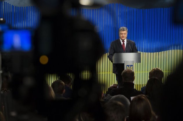 Президентский рейтинг Порошенко значительно упал, но по-прежнему выше, чем у конкурентов