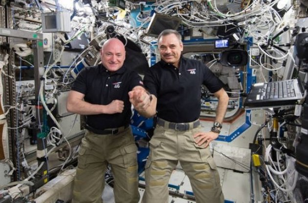 Участники первого в истории годового полета на МКС вернулись на Землю