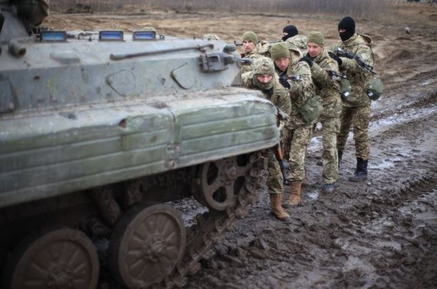 В зоне АТО за минувшие сутки от пули снайпера погиб украинский военный