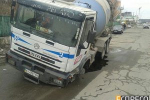 В Киеве бетономешалка провалилась под асфальт