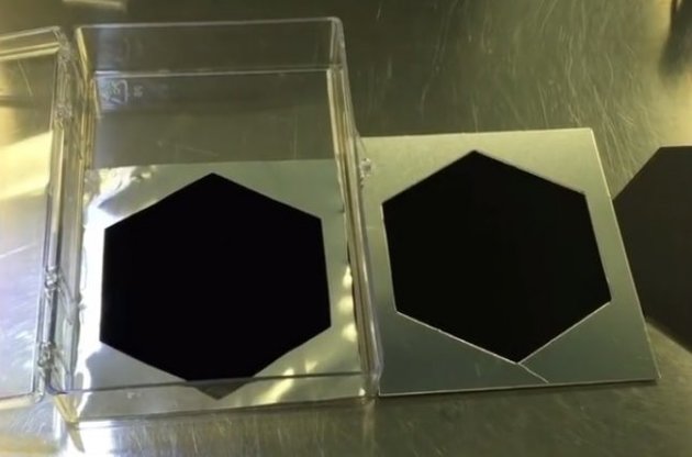 Новый "самый черный материал в мире" поглощает лазерные лучи