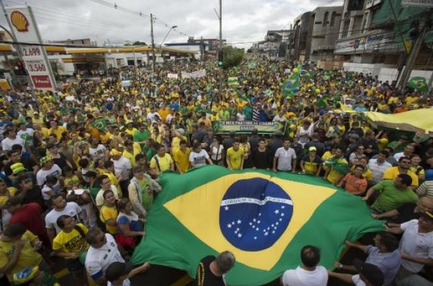 В Бразилии 3,4 млн человек вышли на улицы с требованием отставки президента