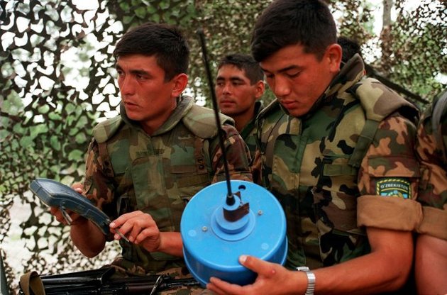 Узбекистан разместил войска на границе с Кыргызстаном