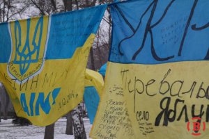 В центре Полтавы вывесили более 140 украинских флагов