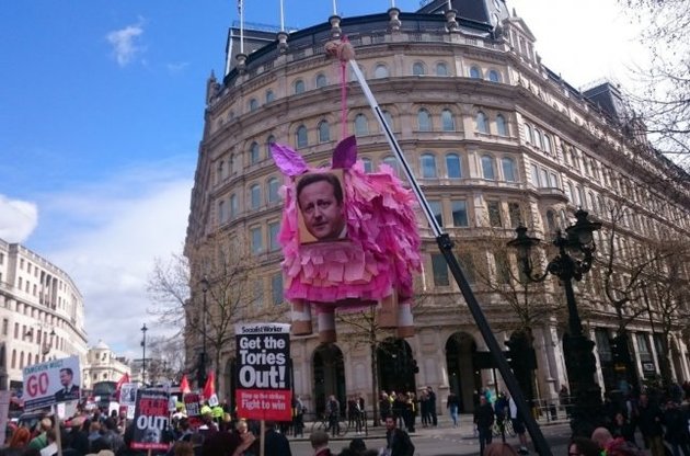 В Лондоне демонстранты требуют отставки Кэмерона