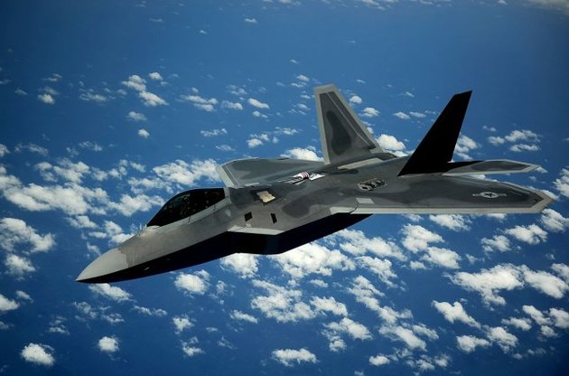 США знову розмістили в Європі винищувачі п'ятого покоління F-22 Raptor