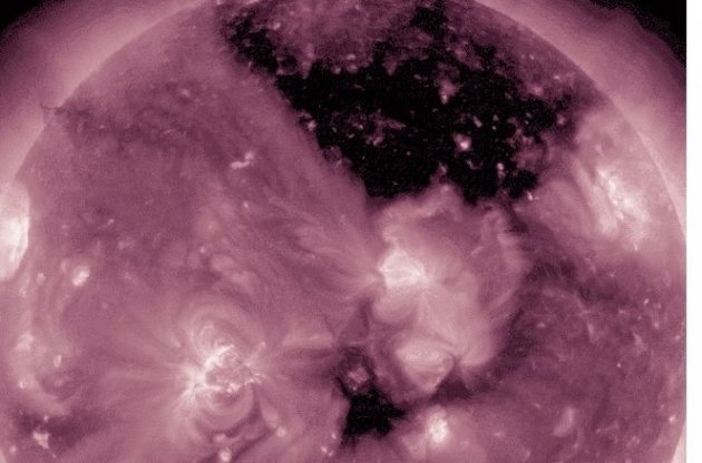 NASA сняло огромную корональную дыру на Солнце
