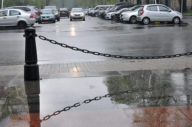Начало недели в Украине будет относительно теплым с дождями, грозами и градом