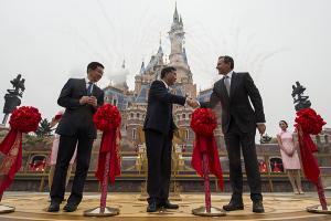 В Шанхае открылся огромный Диснейленд