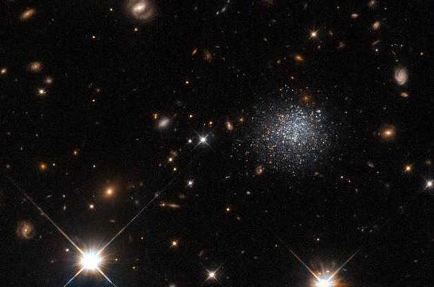 "Хаббл" сделал снимок "обворованной" карликовой галактики