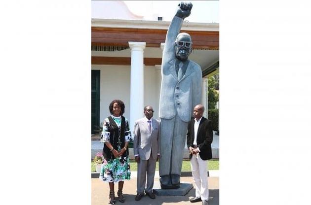 Мугабе открыл 4-метровый памятник самому себе