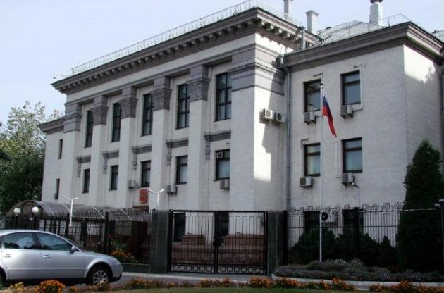 В Киеве неизвестные с салютами атаковали посольство России – СМИ
