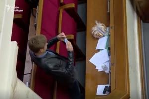 Депутаты устроили в Раде драку из-за сухарей для Скорика