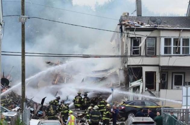 Десять пожарных пострадали в результате взрыва газа в Нью-Джерси