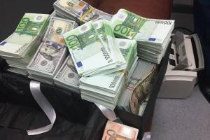 Таможенники изъяли у итальянки в Жулянах миллион долларов