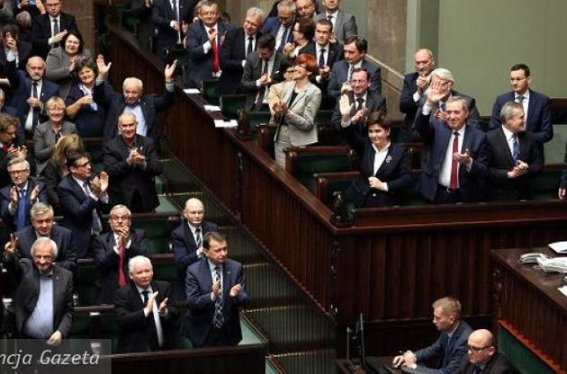 Сейм Польши проголосовал за снижение пенсионного возраста