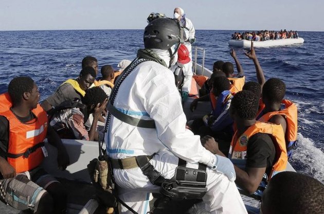 У берегов Ливии за сутки спасли около 900 мигрантов