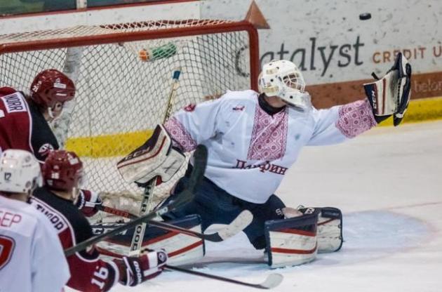 Канадская хоккейная команда сыграла матч в украинских вышиванках