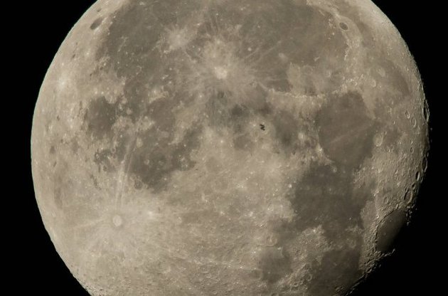 Астрономы обнаружили на Луне "следы" земной жизни