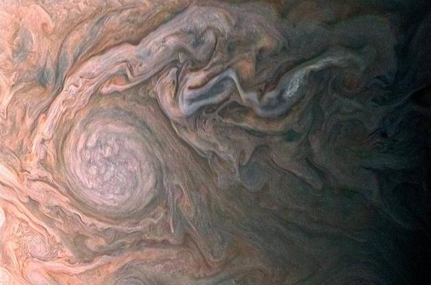 "Юнона" передала на Землю новый снимок поверхности Юпитера
