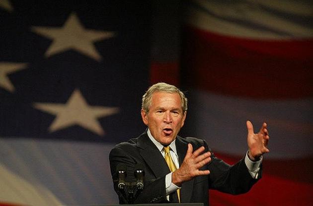 Буш раскритиковал Трампа за конфликт с прессой - Politico
