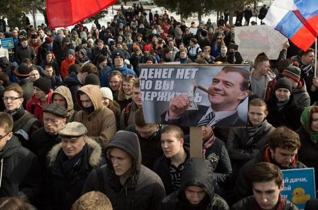 Протесты в России подбодрили оппозицию перед выборами - Bloomberg