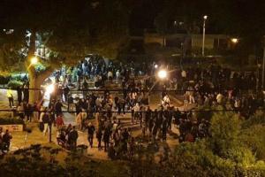 В пригороде Афин ввели комендантский час из-за "антикарантинных" столкновений с полицией