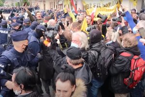 Сотні штрафів та затримань: у Варшаві поліція розганяла антикарантинний страйк підприємців