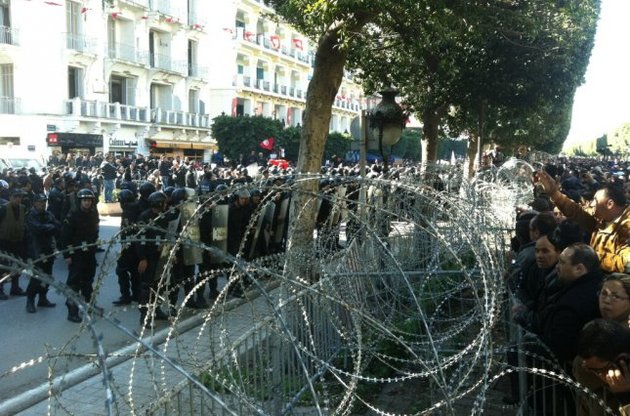 Масові протести і сутички почалися у Тунісі після вбивства лідера опозиції