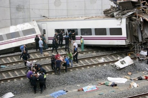 Машиніст потяга, який розбився в Іспанії, у момент катастрофи говорив по телефону