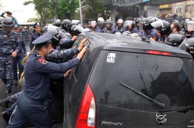 Полиция в Ереване задержала в субботу более 100 протестующих