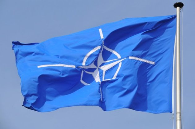Украина не сможет стать членом НАТО без контроля над Донбассом и Крымом - депутат Бундестага