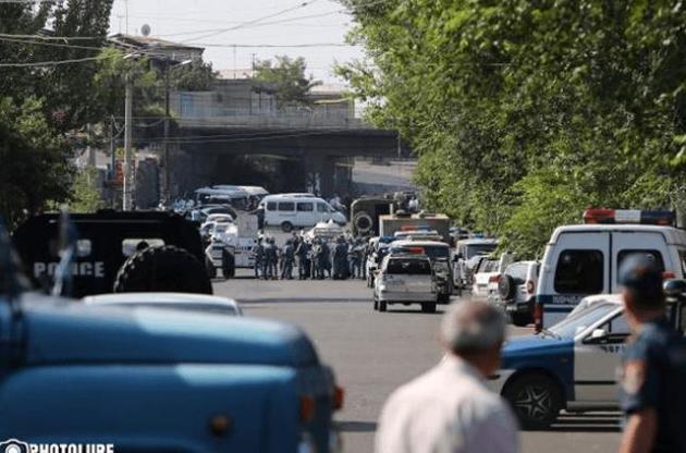 Особи, які захопили будівлю поліції в Єревані, утримують в заручниках чотирьох осіб