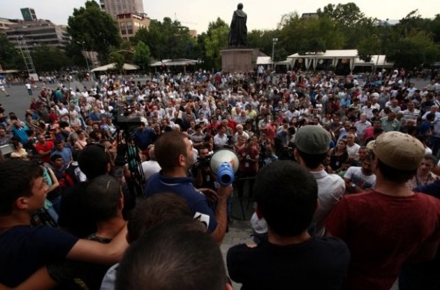 Протесты в Ереване: протестующие вновь вышли на площадь Свободы