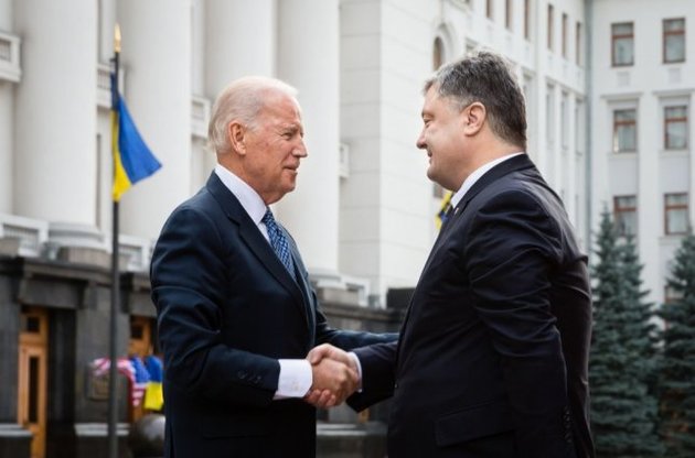 Байден приехал в Украину, чтобы заставить Порошенко и Яценюка работать вместе – WP