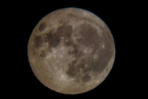 Ученые нашли объяснение странной асимметрии Луны