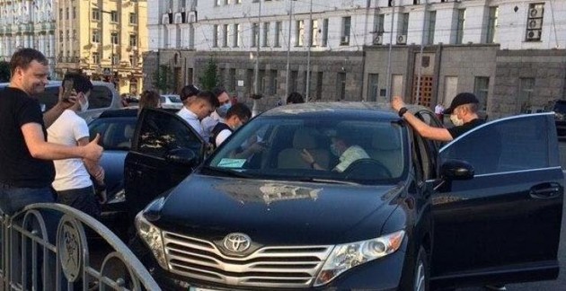 Хищение 800 тысяч гривень: возле Харьковского горсовета обыскали автомобиль