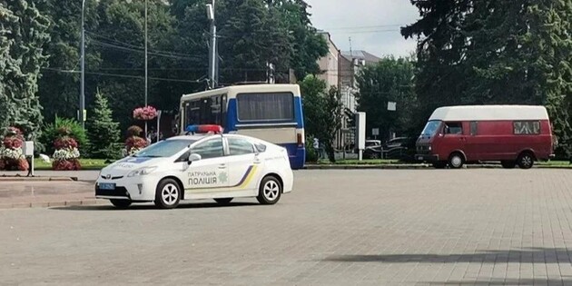 В Луцке мужчина захватил автобус с заложниками