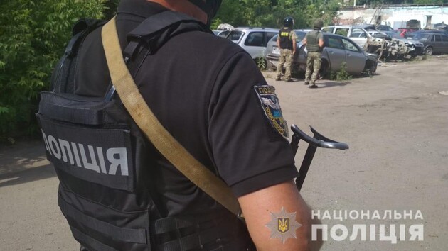 В Полтаве полиция проводит спецоперацию по задержанию автоугонщика с гранатой, один человек в заложниках