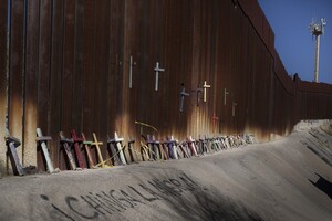 Ураган «Ханна» разрушил часть стены на границе США и Мексики