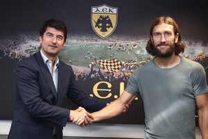 Украинец Чигринский продлил контракт с греческим клубом АЕК