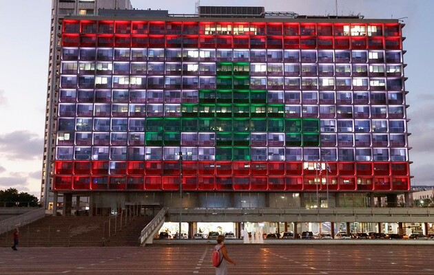 Израильский Тель-Авив осветил мэрию цветами флага Ливана