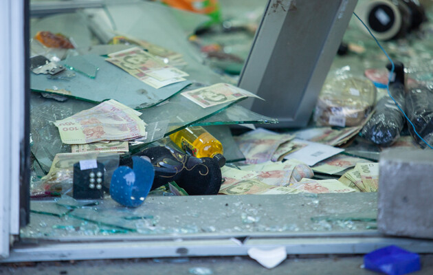 С целью ограбления преступники подорвали банкомат райцентра