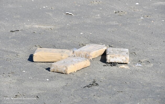 В Нидерландах на пляже люди собирали кокаин под предлогом прогулки на свежем воздухе